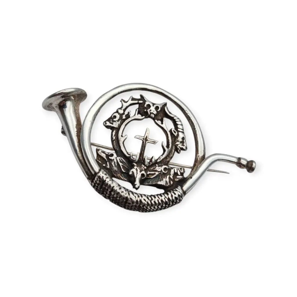 Broche antiguo de plata con corneta caza ciervo y cruz San Huberto símbolo