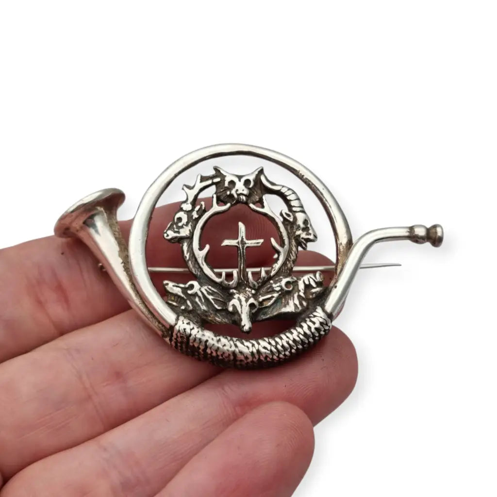 Broche antiguo de plata con corneta caza ciervo y cruz San Huberto símbolo