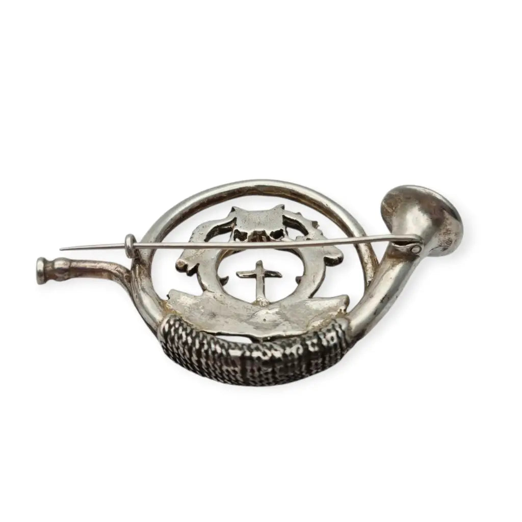 Broche antiguo de plata con corneta caza ciervo y cruz San Huberto símbolo
