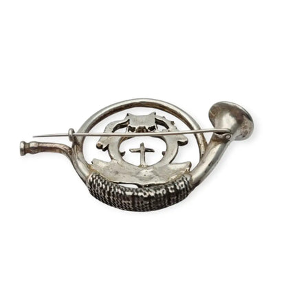 Broche antiguo de plata con corneta caza ciervo y cruz San Huberto símbolo