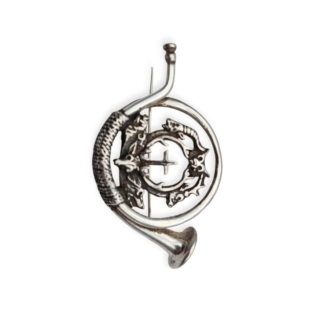 Broche antiguo de plata con corneta caza ciervo y cruz San Huberto símbolo