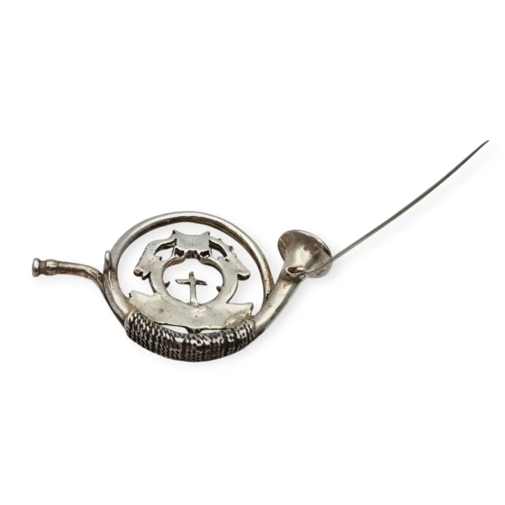 Broche antiguo de plata con corneta caza ciervo y cruz San Huberto símbolo