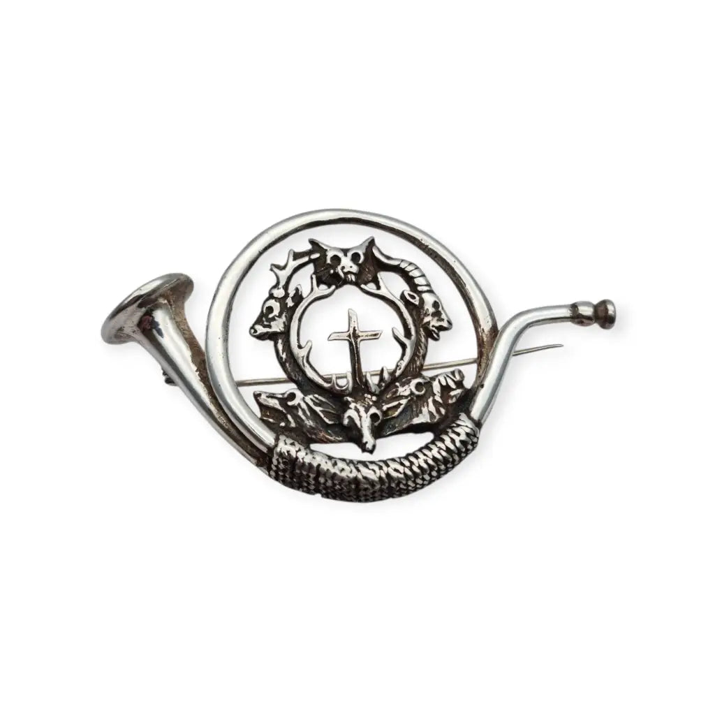 Broche antiguo de plata con corneta caza ciervo y cruz San Huberto símbolo