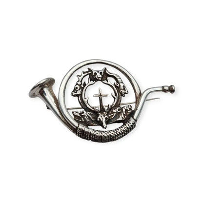 Broche antiguo de plata con corneta caza ciervo y cruz San Huberto símbolo