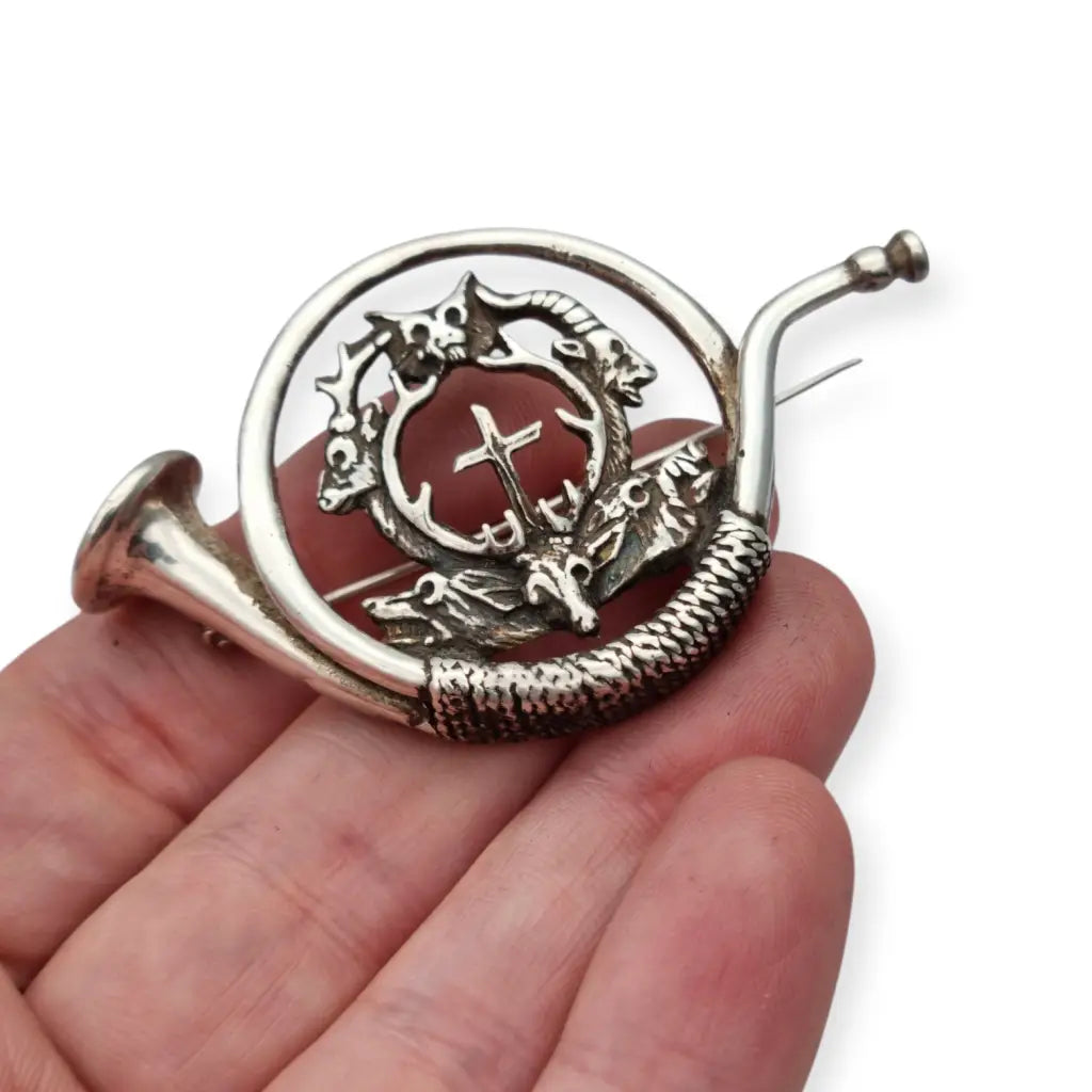 Broche antiguo de plata con corneta caza ciervo y cruz San Huberto símbolo