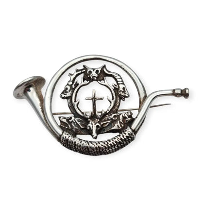 Broche antiguo de plata con corneta caza ciervo y cruz San Huberto símbolo