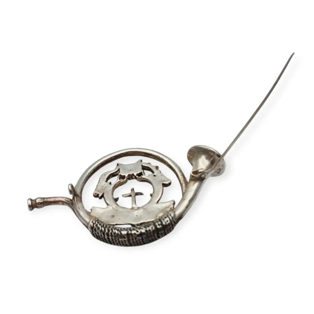 Broche antiguo de plata con corneta caza ciervo y cruz San Huberto símbolo