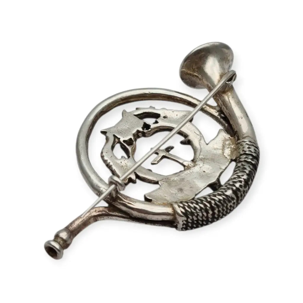 Broche antiguo de plata con corneta caza ciervo y cruz San Huberto símbolo