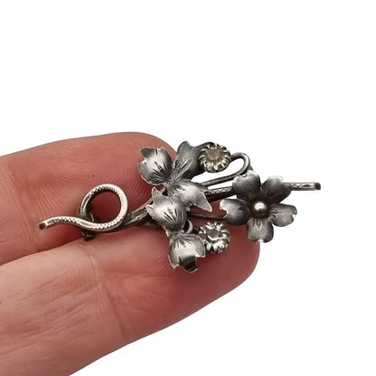 Broche antiguo de plata con motivos florales elaborado gran detalle