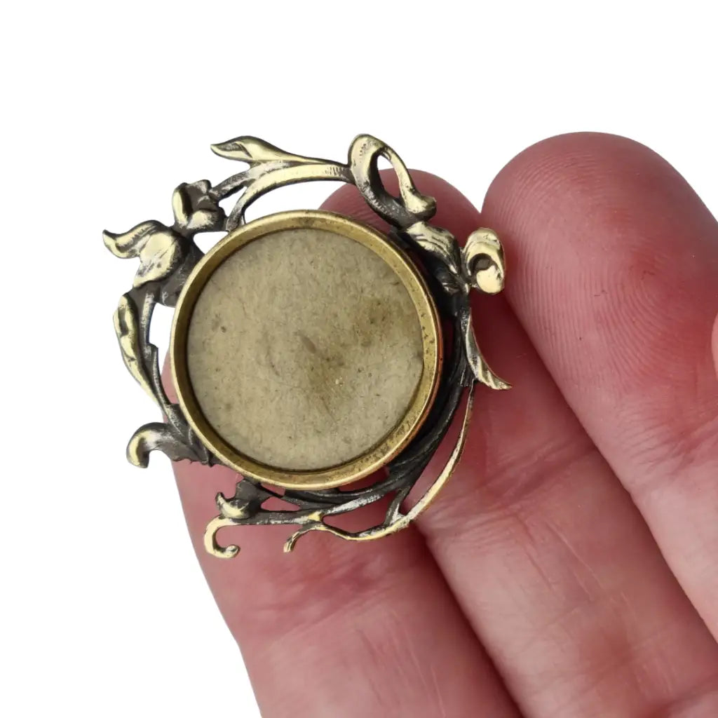 Broche antiguo tipo guardapelo Art Nouveau floral en latón dorado porta fotos