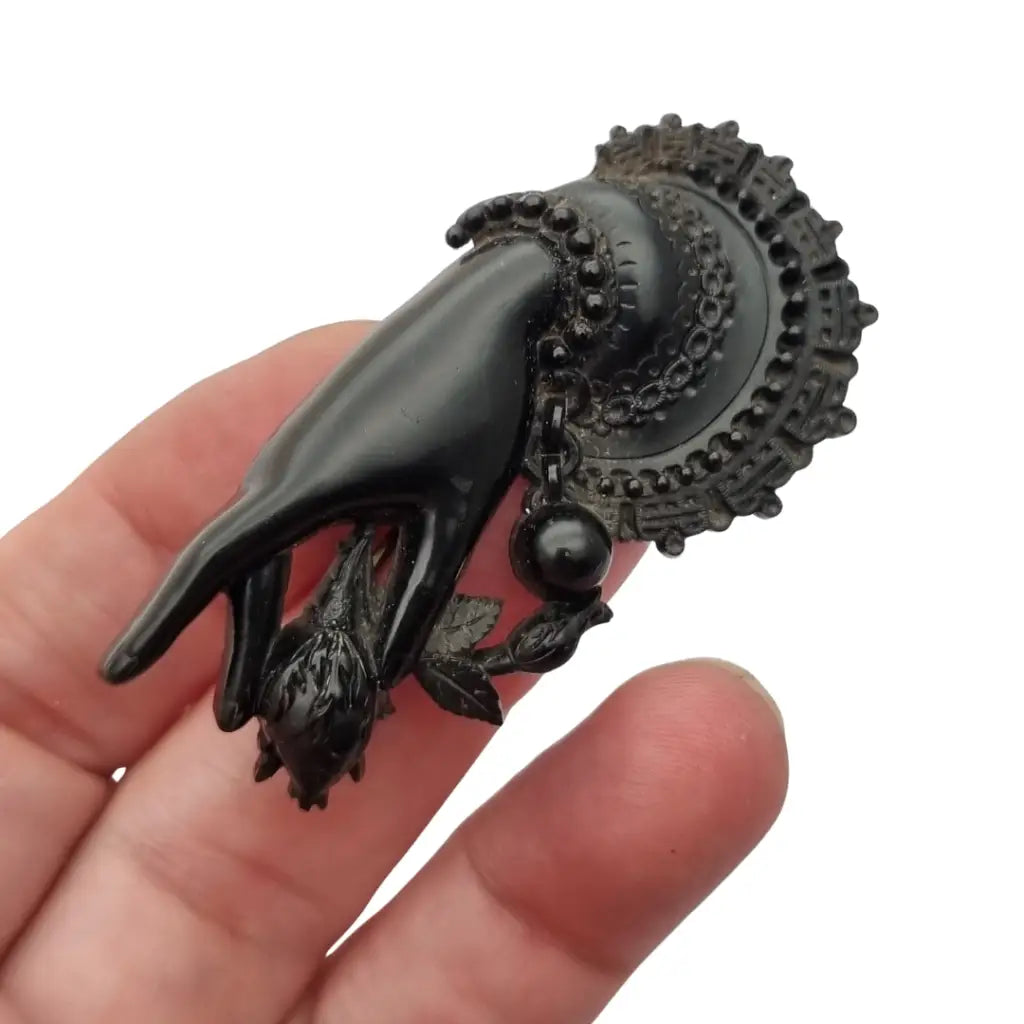 Broche antiguo victoriano en forma de mano sosteniendo flor Vulcanita Joya
