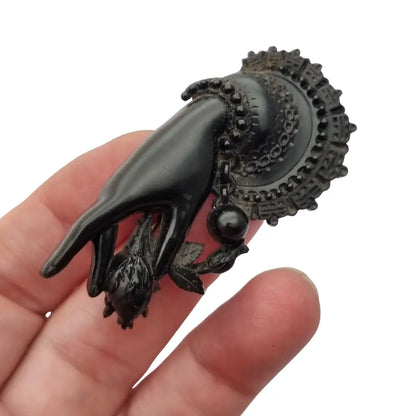 Broche antiguo victoriano en forma de mano sosteniendo flor Vulcanita Joya