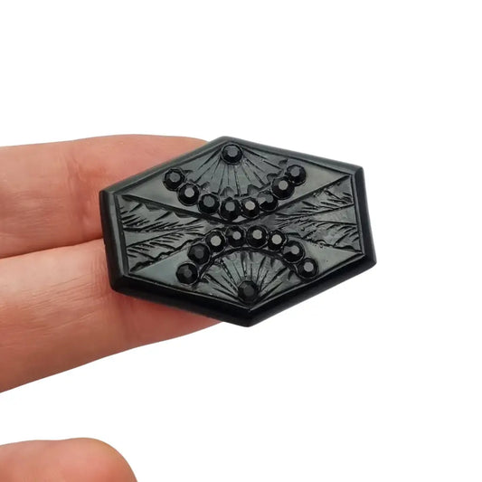 Broche art déco en baquelita negra tallada con strass forma hexagonal circa