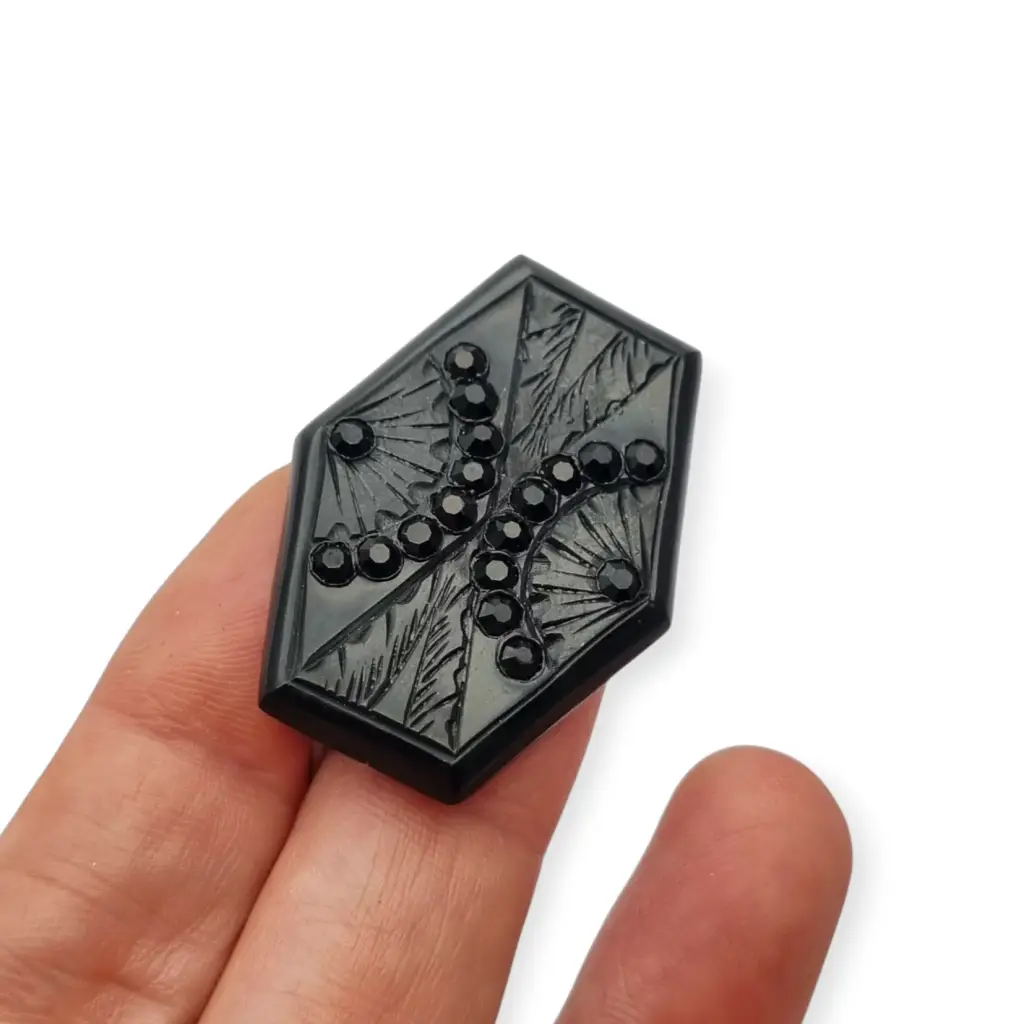 Broche art déco en baquelita negra tallada con strass forma hexagonal circa