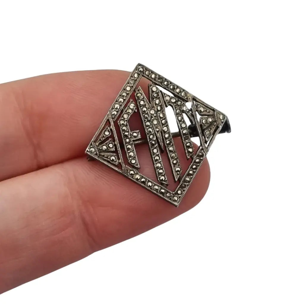 Broche Art Decó de iniciales en plata y marcasitas diseño geométrico años