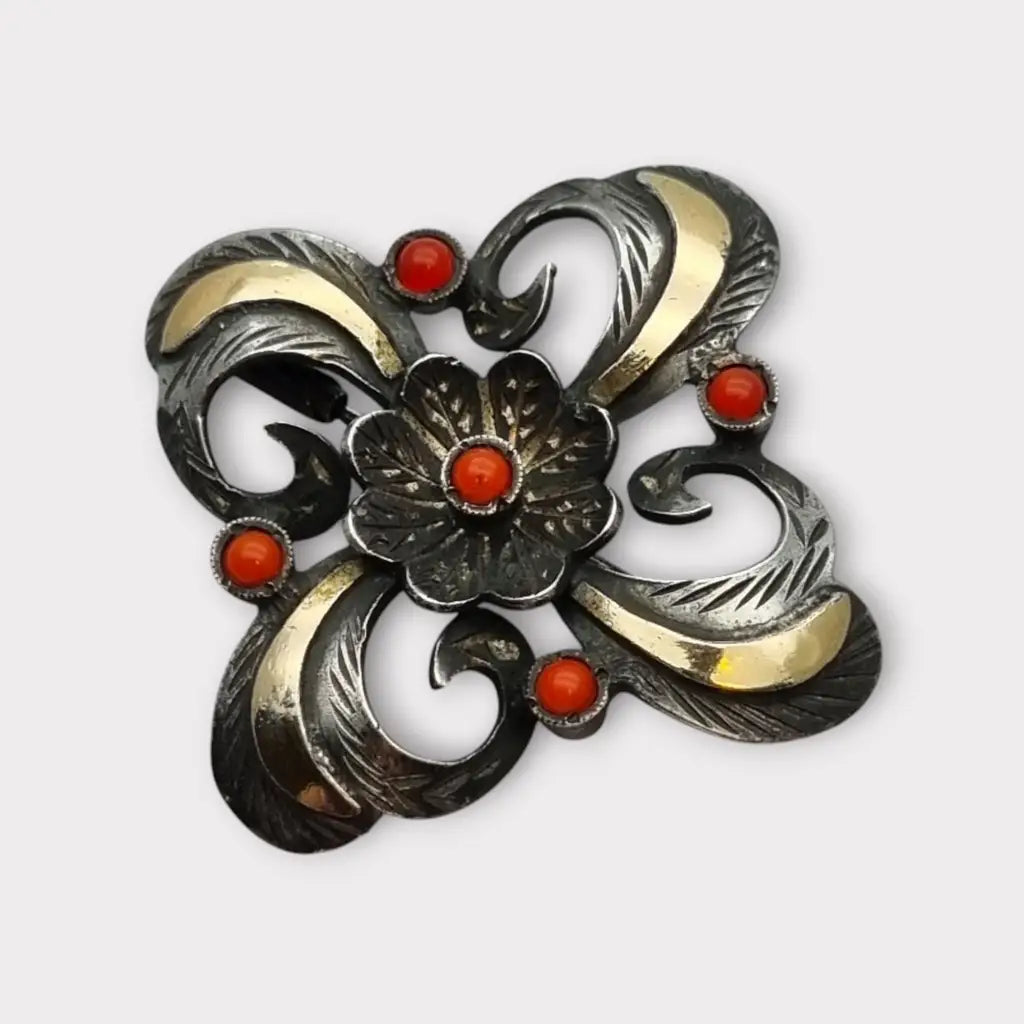 Broche Art Decó en plata con piedra roja y diseño floral detalles dorados
