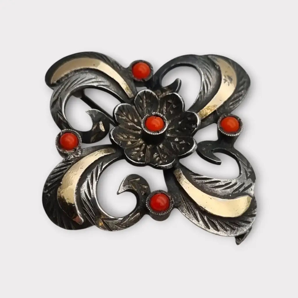 Broche Art Decó en plata con piedra roja y diseño floral detalles dorados