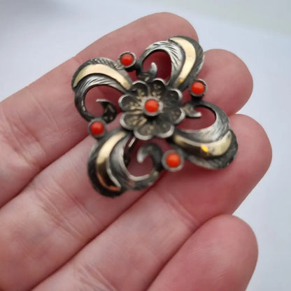 Broche Art Decó en plata con piedra roja y diseño floral detalles dorados