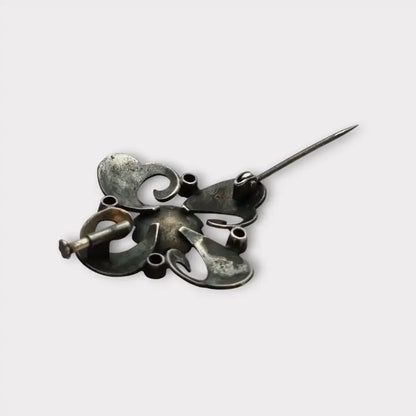 Broche Art Decó en plata con piedra roja y diseño floral detalles dorados