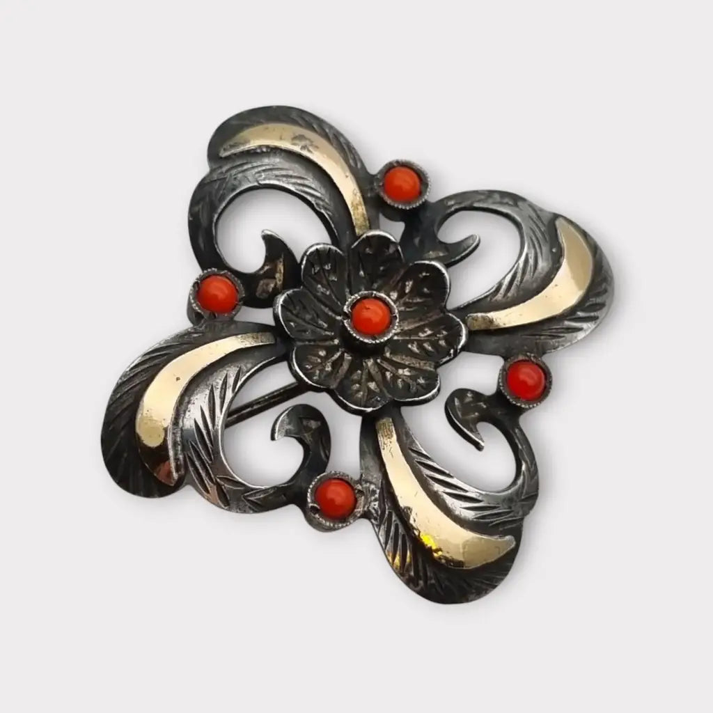 Broche Art Decó en plata con piedra roja y diseño floral detalles dorados