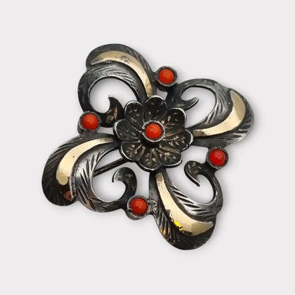 Broche Art Decó en plata con piedra roja y diseño floral detalles dorados