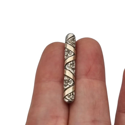 Broche Art Decó en plata con vistas doradas y grabado floral años 30.