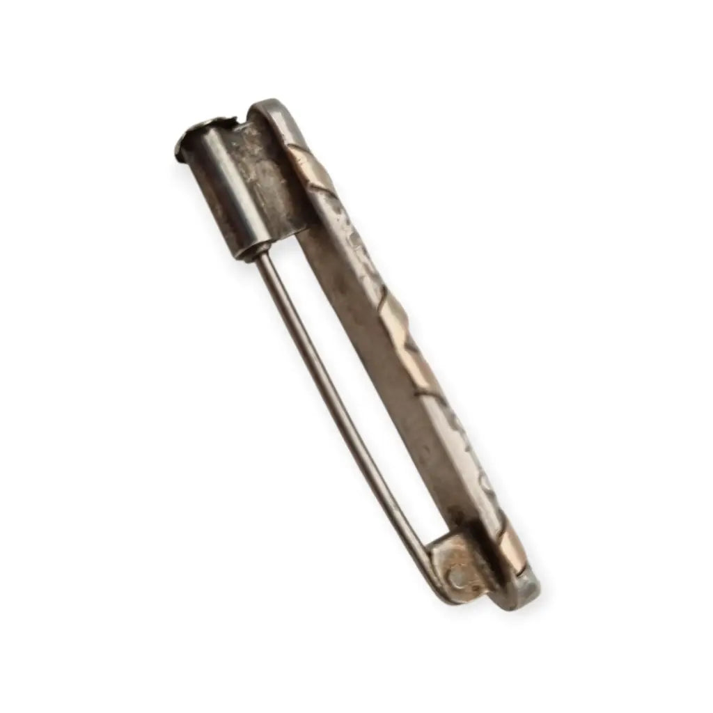 Broche Art Decó en plata con vistas doradas y grabado floral años 30.