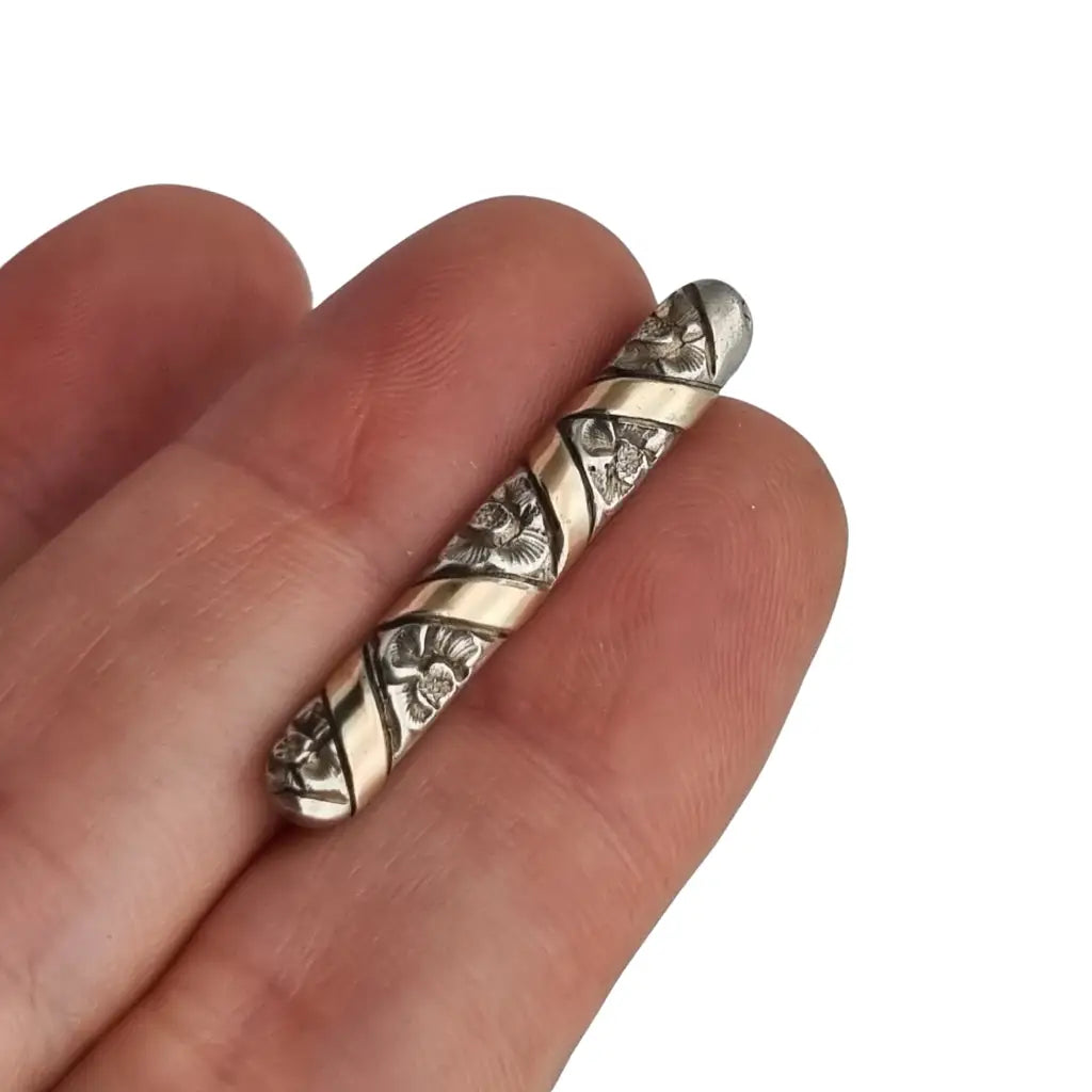 Broche Art Decó en plata con vistas doradas y grabado floral años 30.