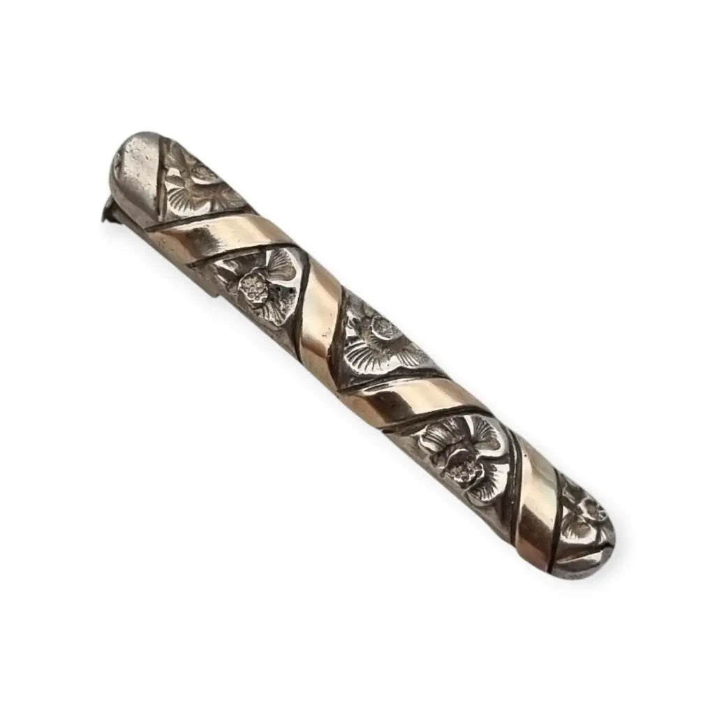 Broche Art Decó en plata con vistas doradas y grabado floral años 30.