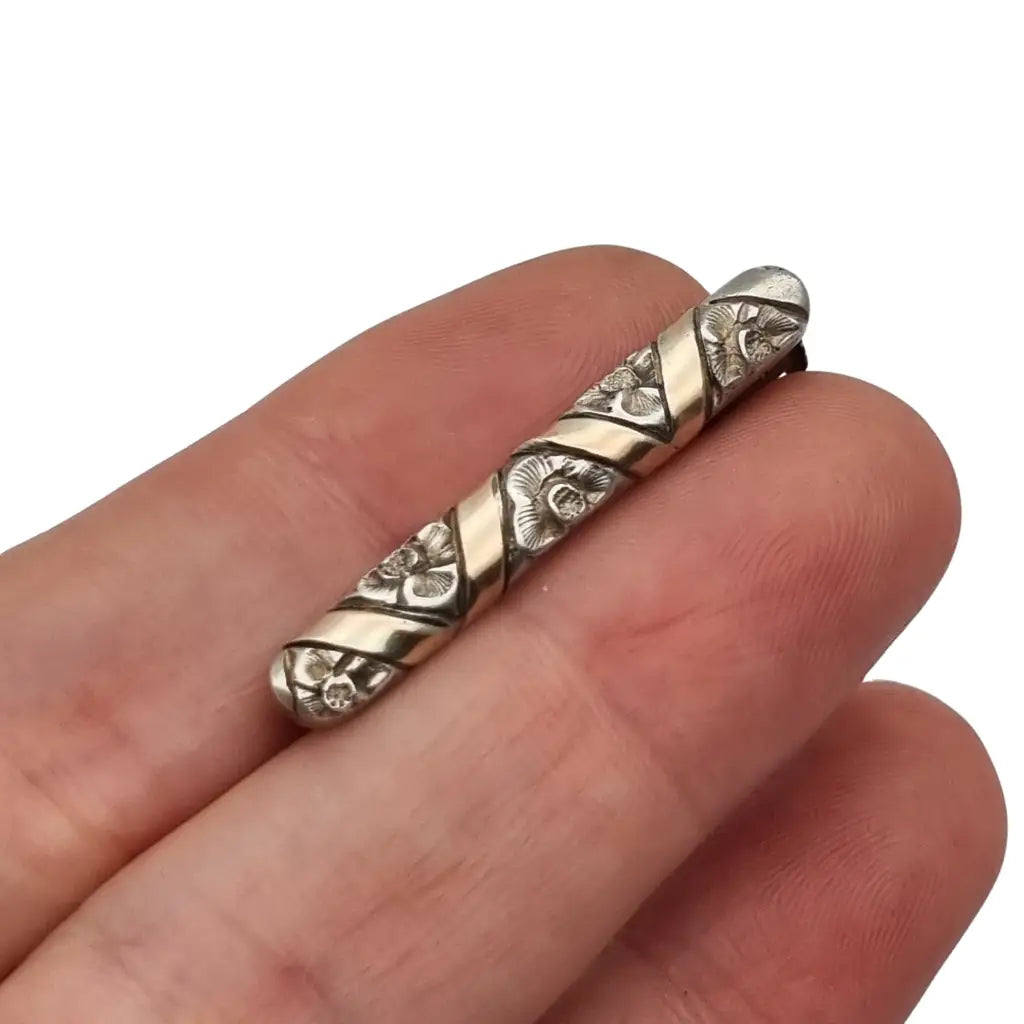 Broche Art Decó en plata con vistas doradas y grabado floral años 30.