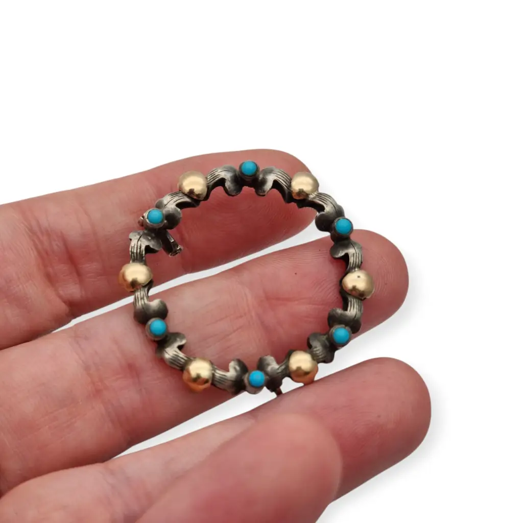 Broche Art Decó tardío en plata con vistas de oro y cuentas azules ideal