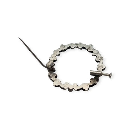 Broche Art Decó tardío en plata con vistas de oro y cuentas azules ideal