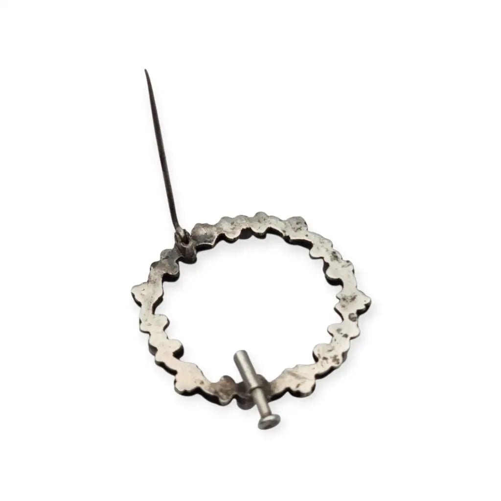 Broche Art Decó tardío en plata con vistas de oro y cuentas azules ideal