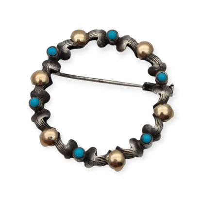 Broche Art Decó tardío en plata con vistas de oro y cuentas azules ideal