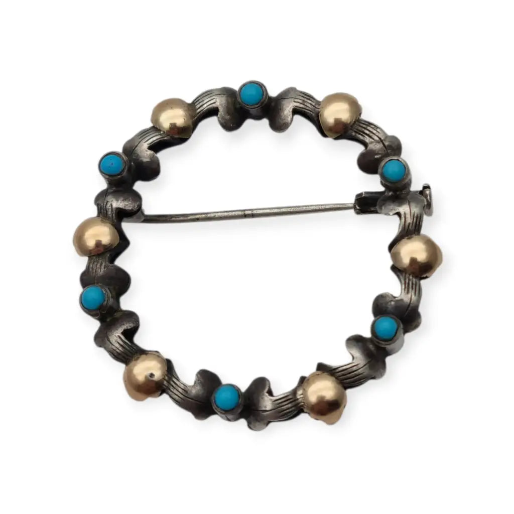 Broche Art Decó tardío en plata con vistas de oro y cuentas azules ideal