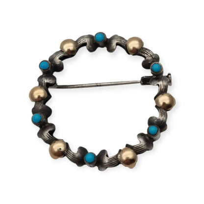 Broche Art Decó tardío en plata con vistas de oro y cuentas azules ideal