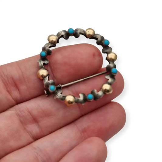 Broche Art Decó tardío en plata con vistas de oro y cuentas azules ideal