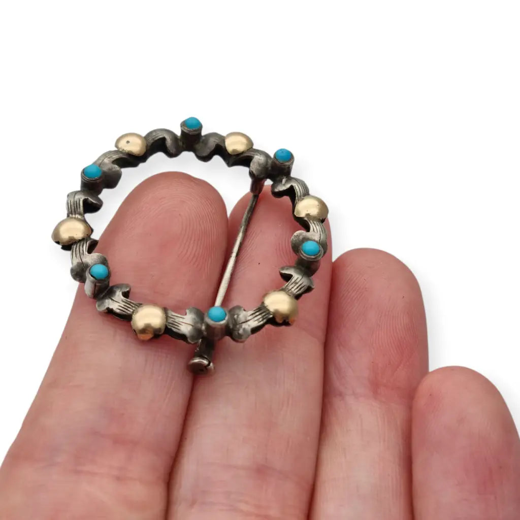 Broche Art Decó tardío en plata con vistas de oro y cuentas azules ideal