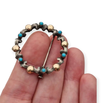 Broche Art Decó tardío en plata con vistas de oro y cuentas azules ideal