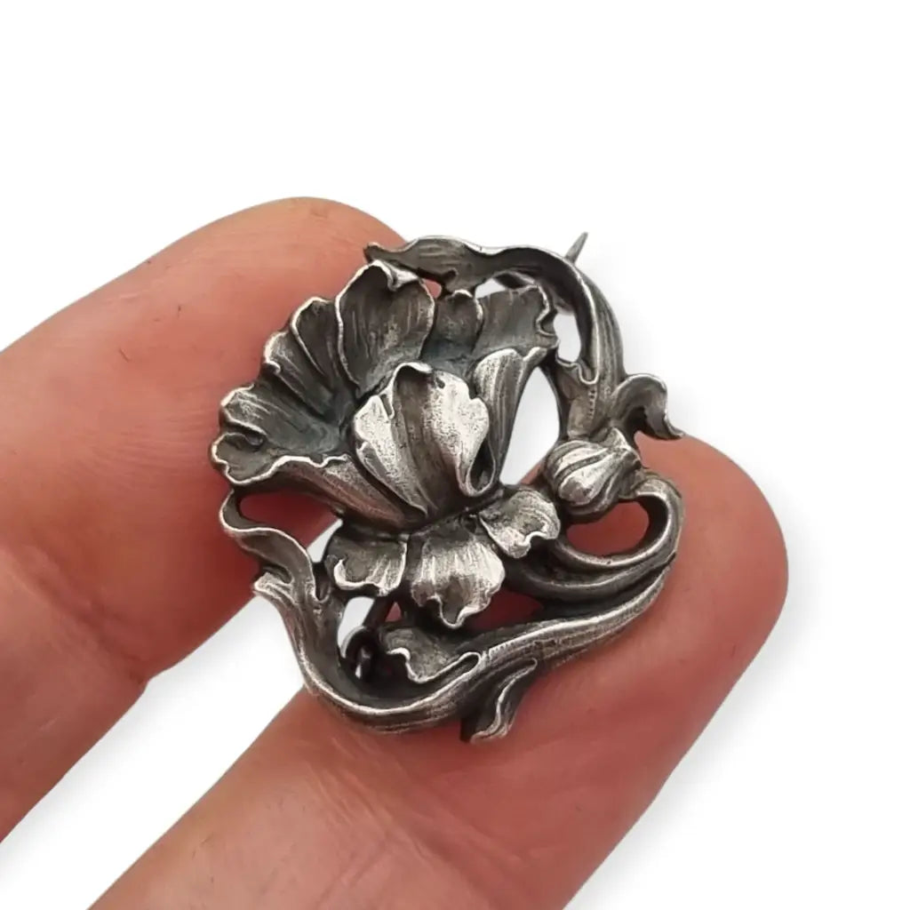 Broche Art Nouveau alemán en plata 900 GES GESCHÜTZT flor de iris relieve