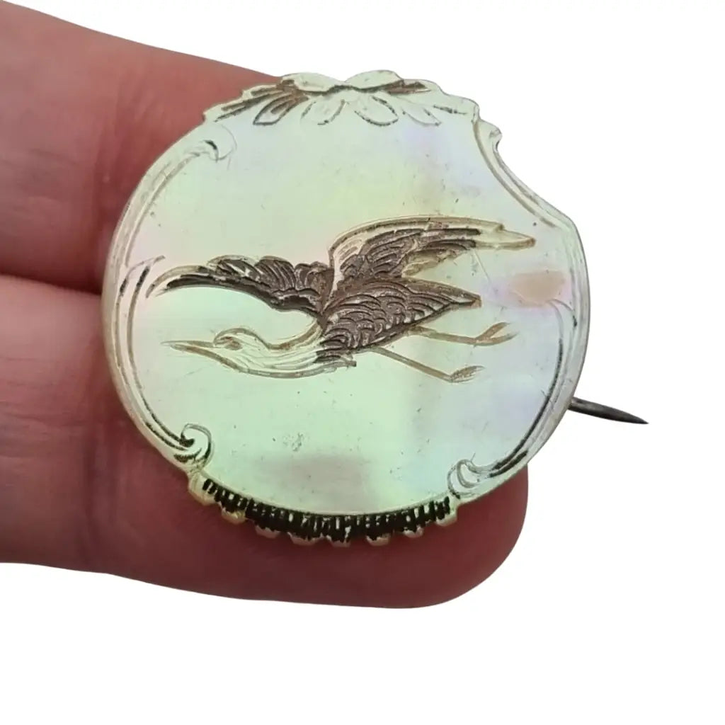 Broche Art Nouveau antiguo en nácar tallado de garza vuelo circa 1900.