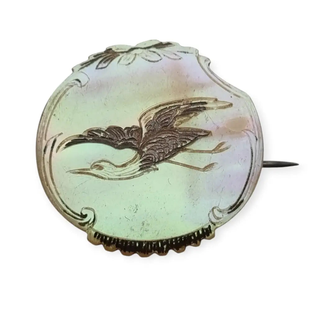 Broche Art Nouveau antiguo en nácar tallado de garza vuelo circa 1900.