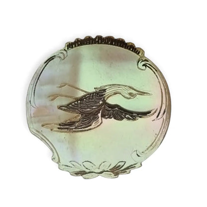 Broche Art Nouveau antiguo en nácar tallado de garza vuelo circa 1900.