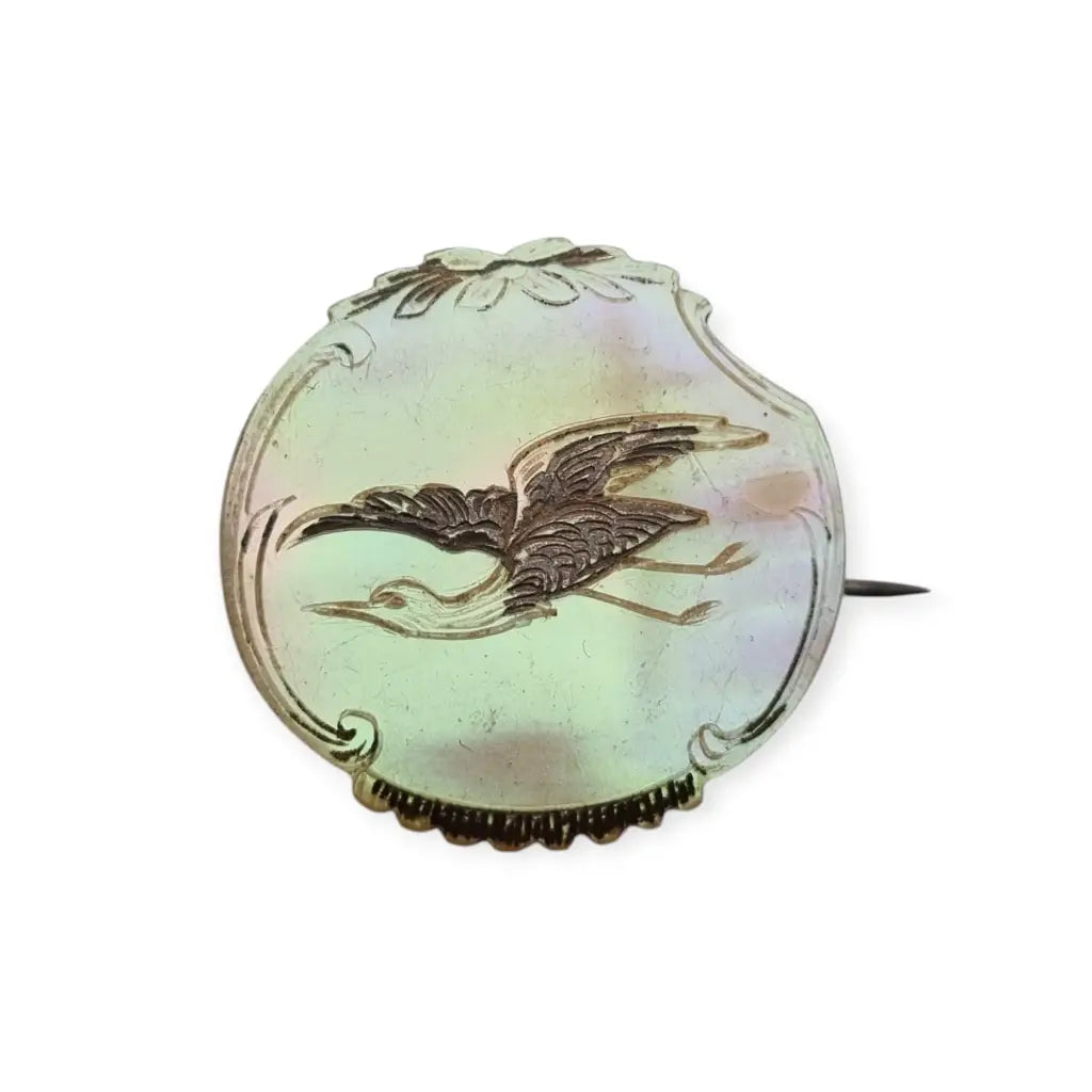 Broche Art Nouveau antiguo en nácar tallado de garza vuelo circa 1900.