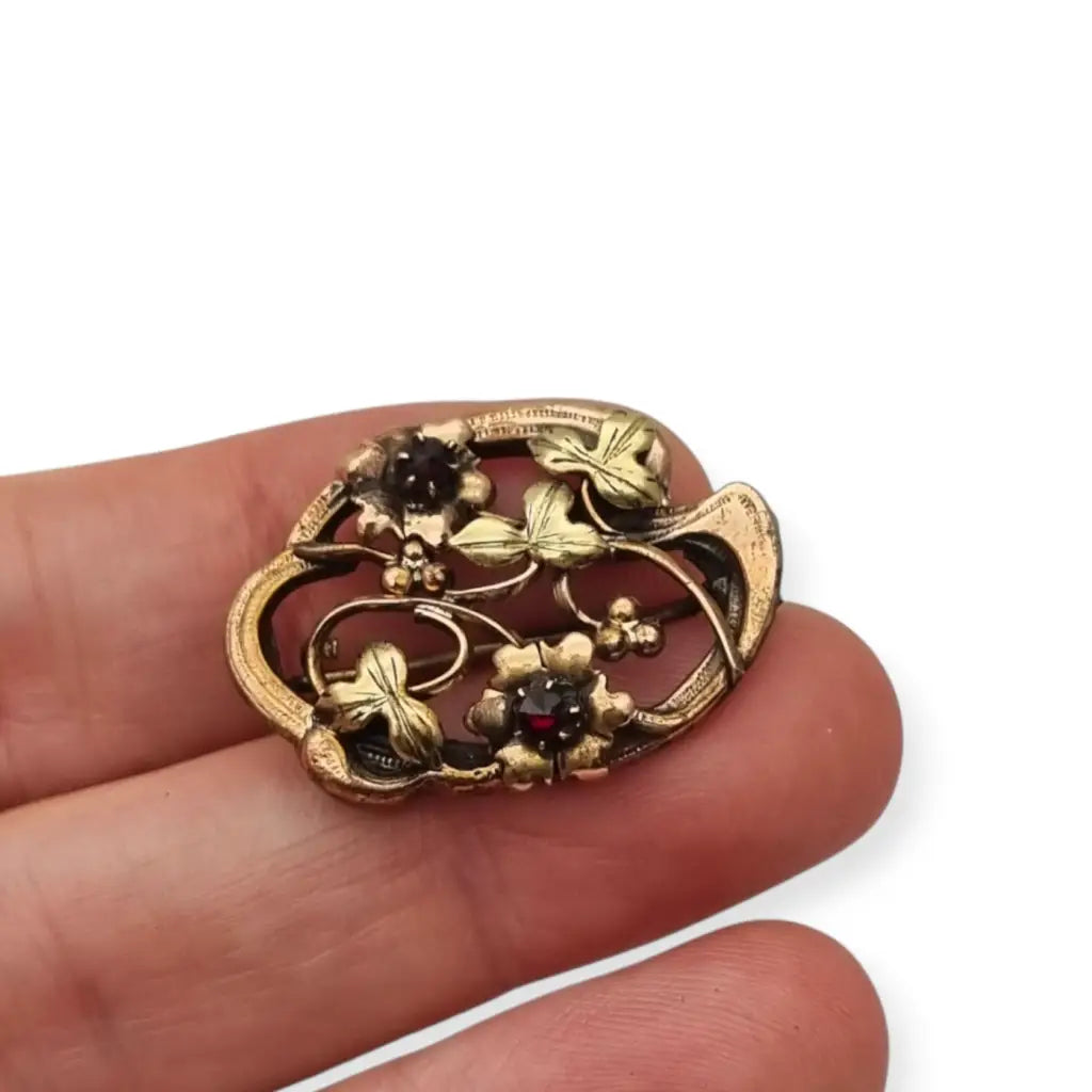 Broche Art Nouveau floral en oro laminado y rosa con granates el sello