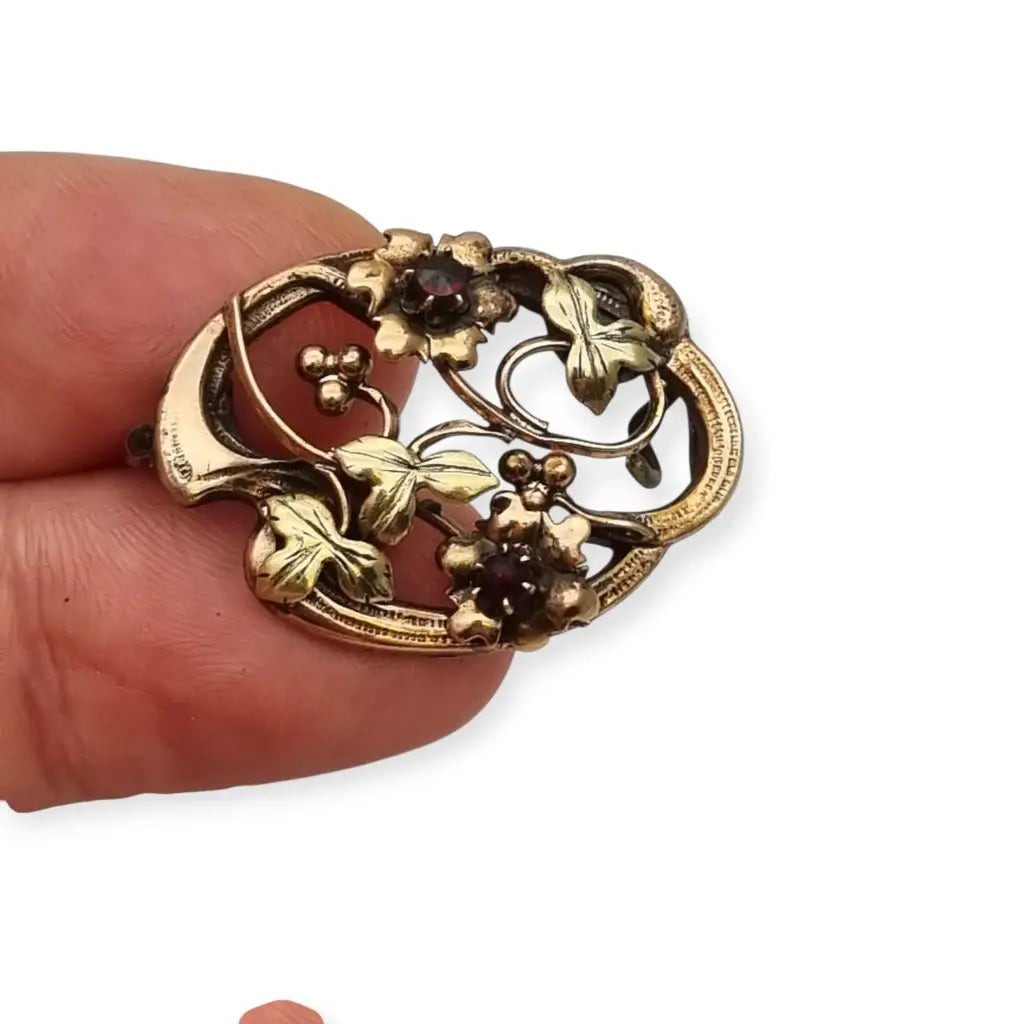 Broche Art Nouveau floral en oro laminado y rosa con granates el sello