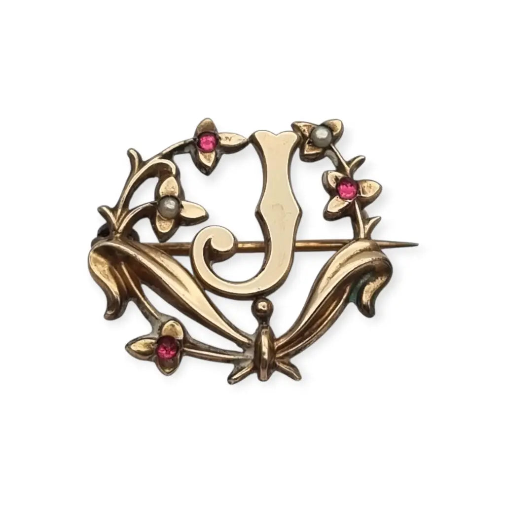 Broche Art Nouveau con letra J oro laminado flores perlas y gemas rosas circa
