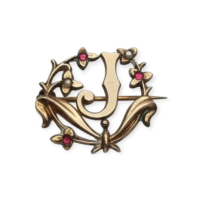 Broche Art Nouveau con letra J oro laminado flores perlas y gemas rosas circa
