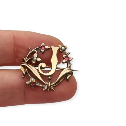 Broche Art Nouveau con letra J oro laminado flores perlas y gemas rosas circa