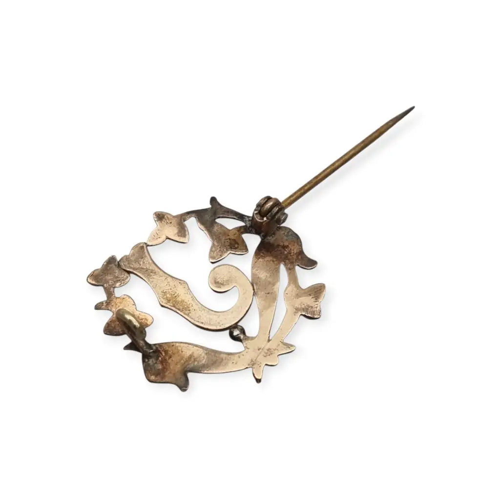 Broche Art Nouveau con letra J oro laminado flores perlas y gemas rosas circa